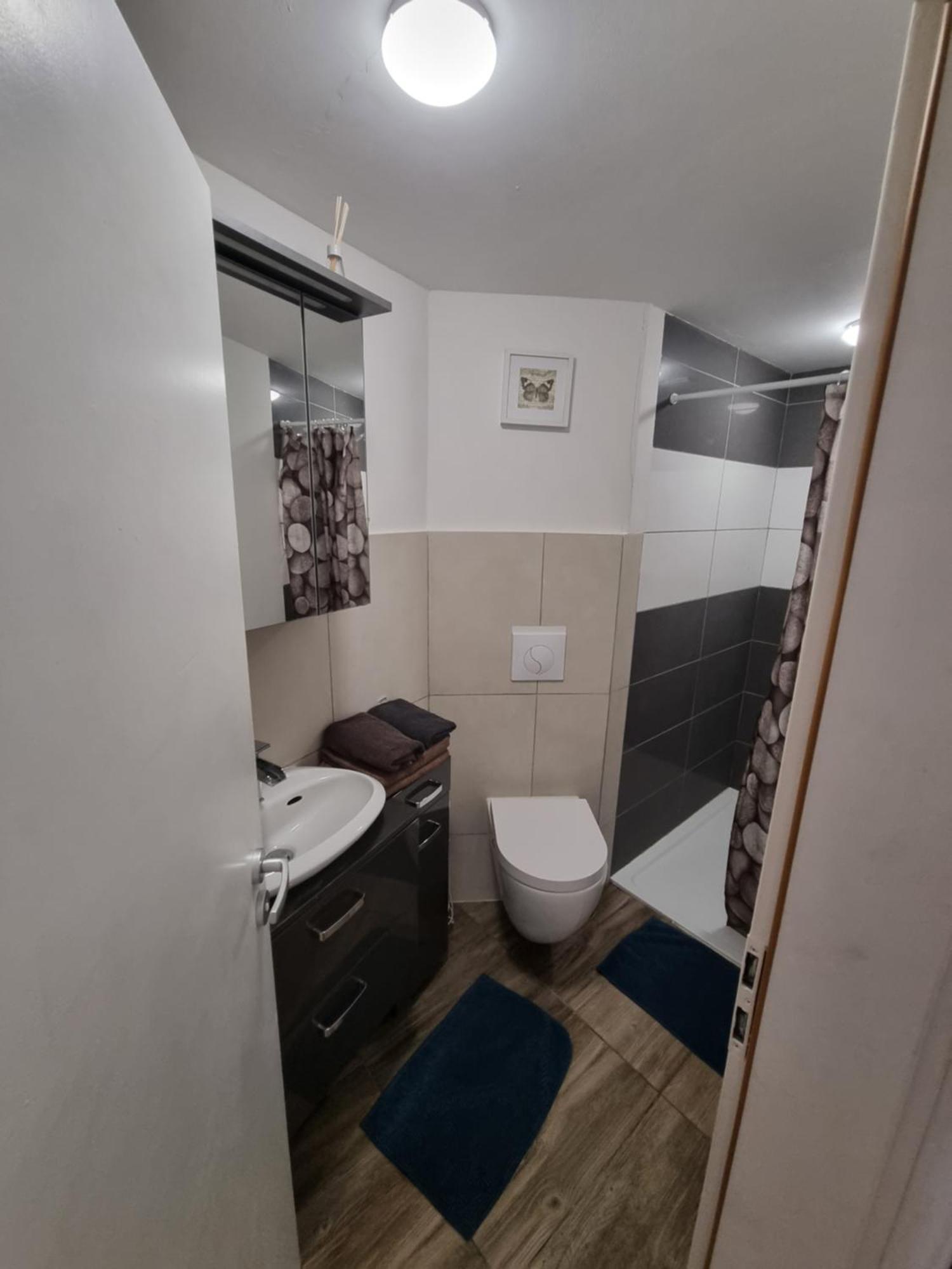 Schoene Wohnung Im Zentrum Von Ahnatal Buitenkant foto